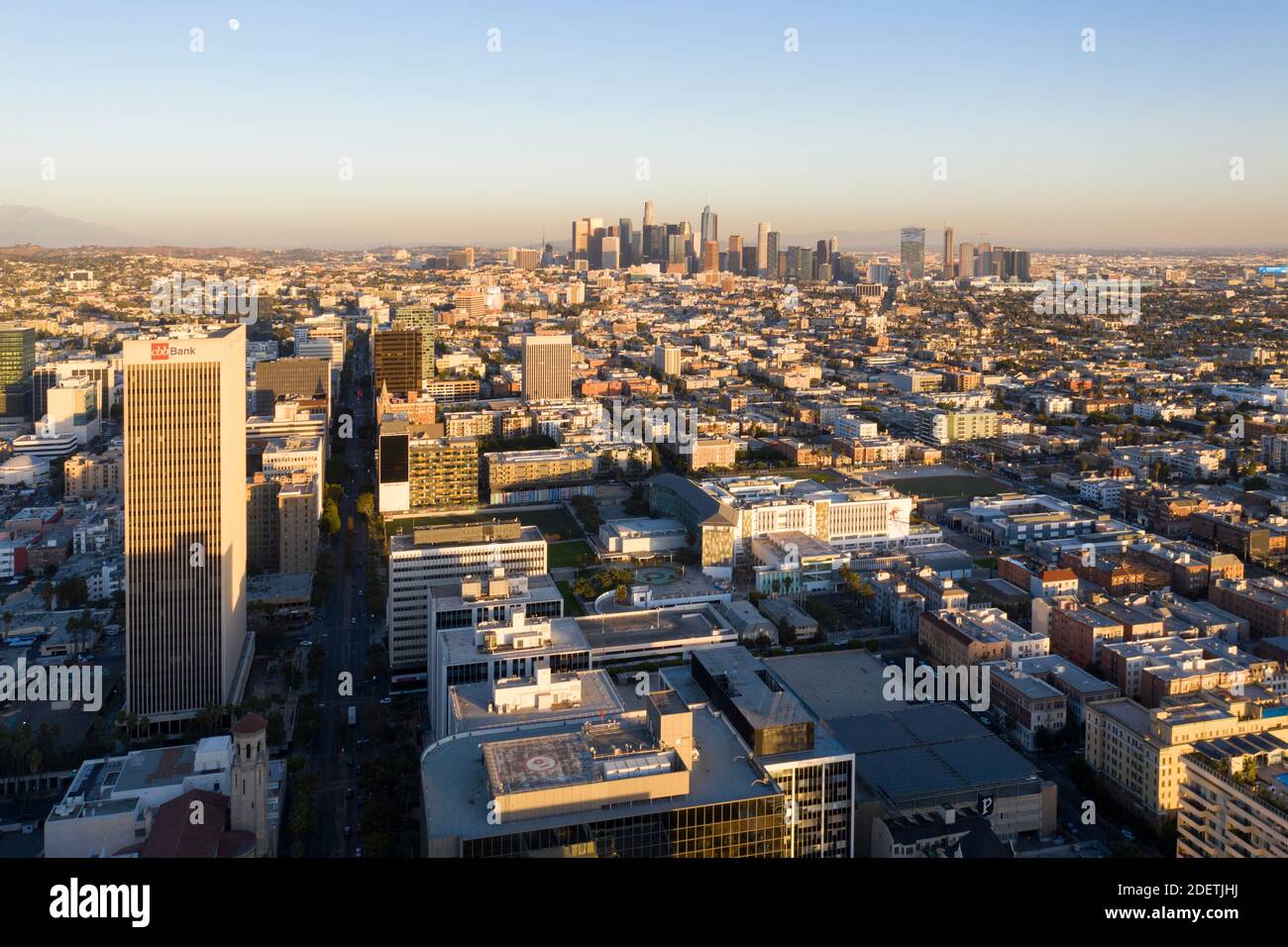 Luftaufnahme des Korridors am Wilshire Boulevard in Koreatown, Los Angeles Stockfoto