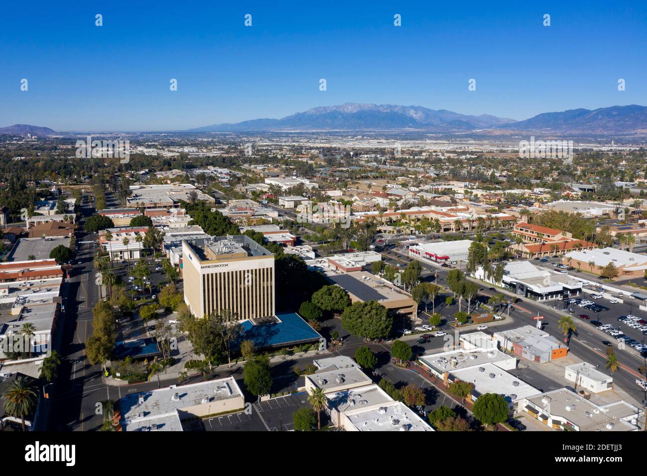 Luftaufnahme über der Innenstadt von Redlands, Californa an einem klaren Tag Stockfoto