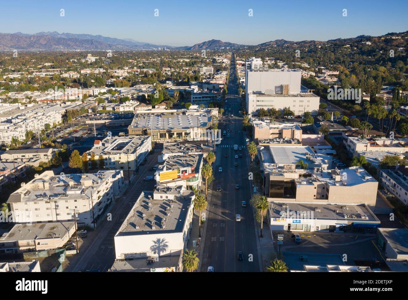 Luftaufnahme mit Blick auf den Ventura Boulevard über Sherman Oaks in Los Angeles Stockfoto