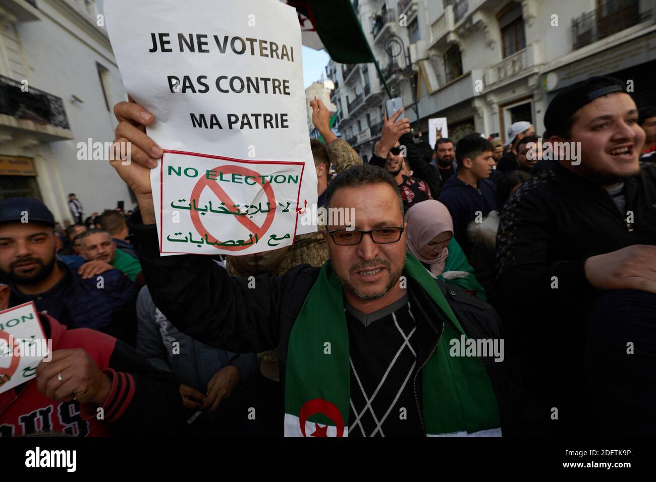 Algerier marschieren am 6. Dezember 2019 während einer regierungsfeindlichen Demonstration in der algerischen Hauptstadt Algier vor der für den 12. Dezember geplanten Präsidentschaftswahl. Neun Monate lang marschierten die Demonstranten freitags, um zu fordern, dass die Wahl am nächsten Donnerstag keine politische Elite in Verbindung mit dem langjährigen starken Mann Abdelaziz Bouteflika, der im April austreten sollte, als er mit einer Welle von Volksmacht konfrontiert wurde, in den Bann schob. Foto von Louiza Ammi/ABACAPRESS.COM Stockfoto