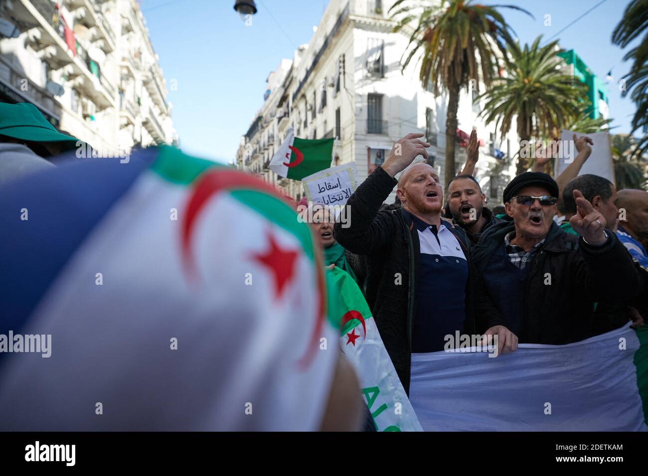 Algerier marschieren am 6. Dezember 2019 während einer regierungsfeindlichen Demonstration in der algerischen Hauptstadt Algier vor der für den 12. Dezember geplanten Präsidentschaftswahl. Neun Monate lang marschierten die Demonstranten freitags, um zu fordern, dass die Wahl am nächsten Donnerstag keine politische Elite in Verbindung mit dem langjährigen starken Mann Abdelaziz Bouteflika, der im April austreten sollte, als er mit einer Welle von Volksmacht konfrontiert wurde, in den Bann schob. Foto von Louiza Ammi/ABACAPRESS.COM Stockfoto