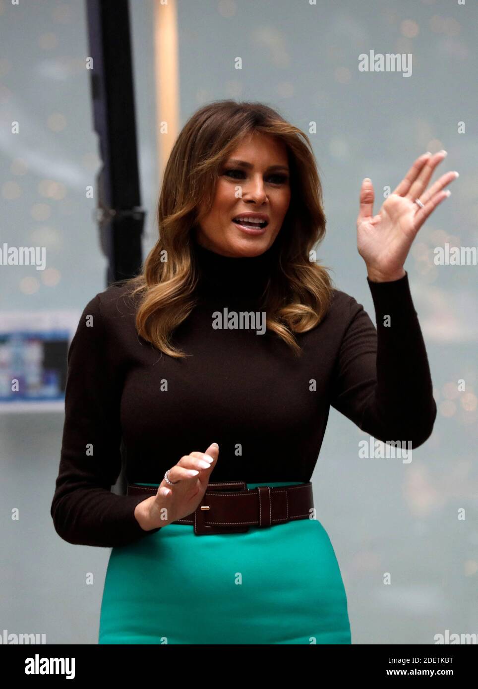 Die US-amerikanische First Lady Melania Trump begrüßt das Publikum, nachdem sie am 6. Dezember 2019 im Children's National Hospital in Washington den kleinen Patienten „Oliver, der Ornament trifft Belle“ vorgelesen hat. Melania Trump setzt eine Tradition fort, die von jeder First Lady seit Elizabeth „Bess“ Truman vor über 60 Jahren verfolgt wird. Foto von Yuri Gripas/ABACAPRESS.COM Stockfoto