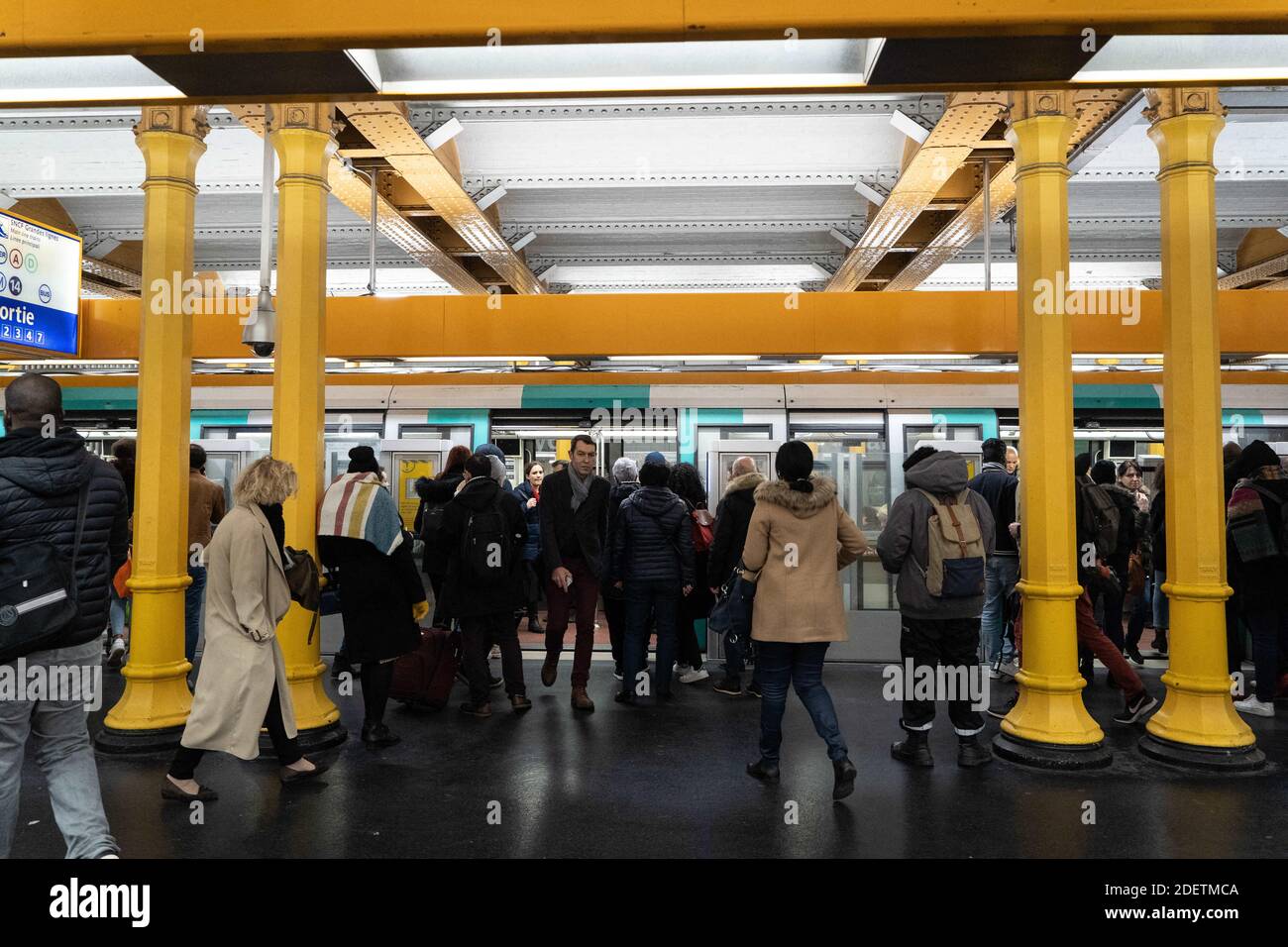 Des usagers du métro montent dans une rame de la ligne 1 à la Station Gare de Lyon à Paris le 9 décembre au cinquième jour de la grève de la RATP.Metro-Nutzer steigen am 9. Dezember am Bahnhof Gare de Lyon in Paris in einen Zug der Linie 1 Der fünfte Tag des RATP-Streiks. Paris, Frankreich, am 09. Dezember 2019. Foto von Florent Bardos/ABACAPRESS.COM Stockfoto