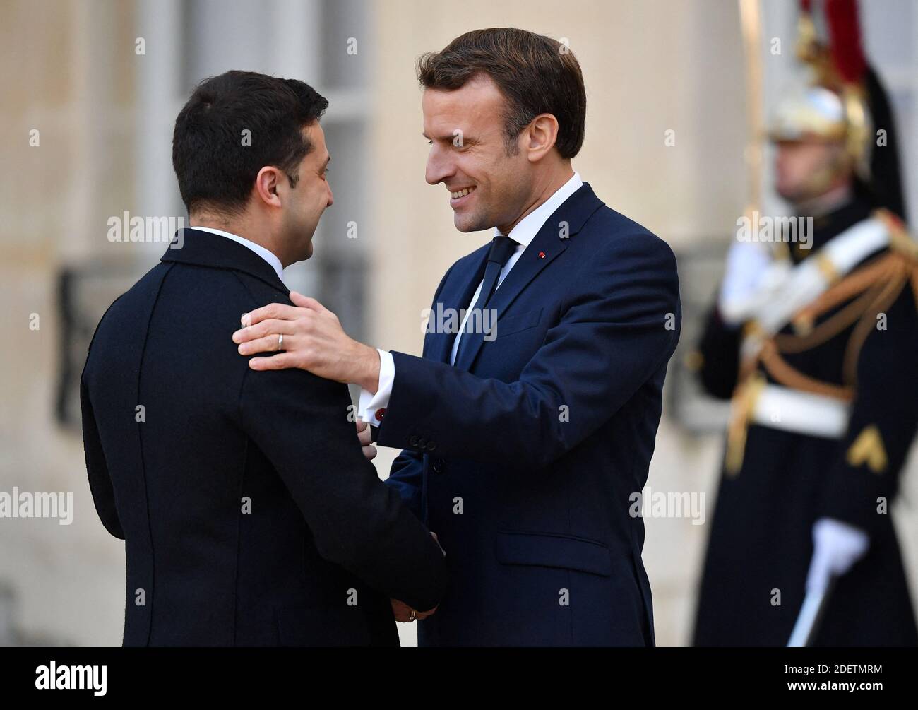 Der französische Präsident Emmanuel Macron (R) begrüßt den Präsidenten der Ukraine, Volodymyr Zelensky (L), im Vorfeld des vier-Gipfel der Normandie am 9. Dezember 2019 im Elysee-Palast in Paris, Frankreich. Foto von Christian Liewig/ABACAPRESS.COM Stockfoto