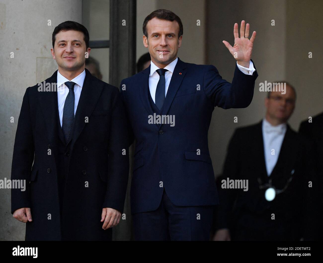 Der französische Präsident Emmanuel Macron (R) begrüßt den Präsidenten der Ukraine, Volodymyr Zelensky (L), im Vorfeld des vier-Gipfel der Normandie am 9. Dezember 2019 im Elysee-Palast in Paris, Frankreich. Foto von Christian Liewig/ABACAPRESS.COM Stockfoto