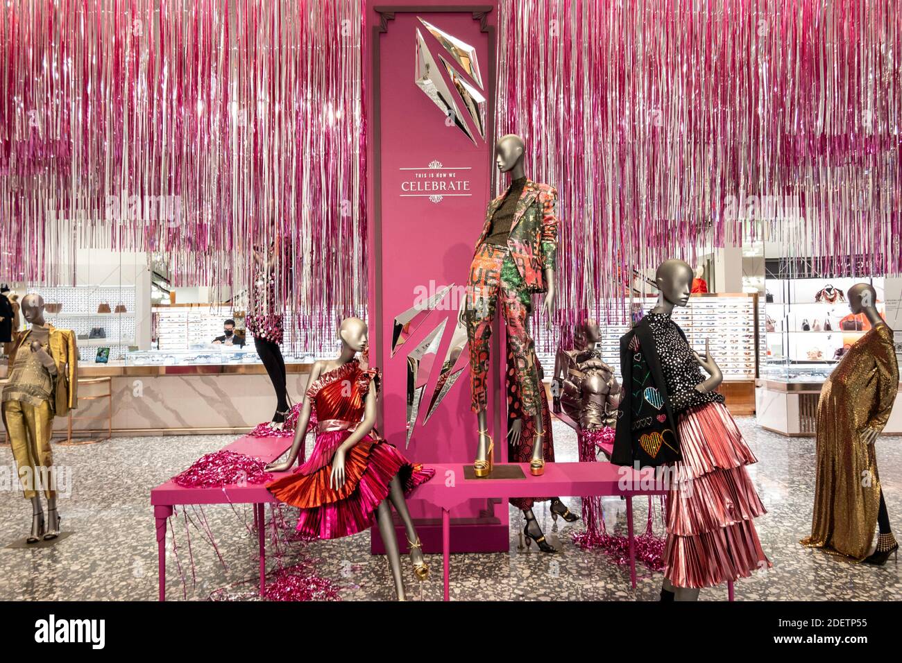 Saks Fifth Avenue Luxus Flagship Store, für die Feiertage dekoriert, ist in New York City, USA Stockfoto