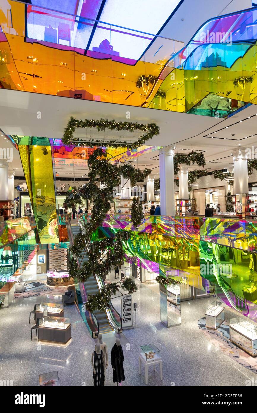 Der Saks Fifth Avenue Luxury Flagship Store ist für die Feiertage in New York City, USA 2021, dekoriert Stockfoto