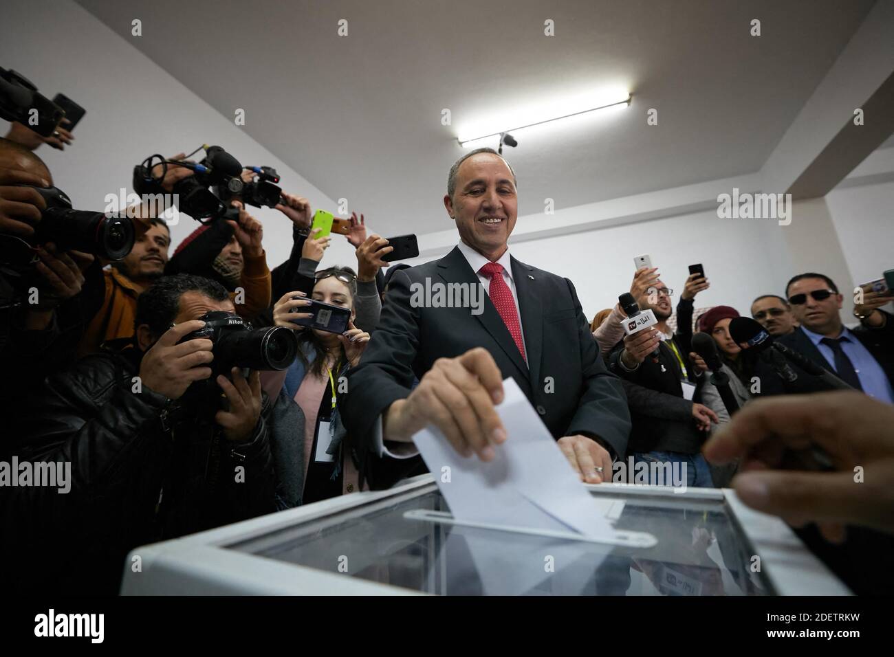 Der algerische ehemalige Kulturminister Azzedine Mihoubi stimmt bei den Präsidentschaftswahlen am 12. Dezember 2019 in einem Wahllokal in Algier, Algerien, ab. Fünf Kandidaten kandidieren bei den Präsidentschaftswahlen in Algerien, um den gestürzten algerischen Präsidenten Abdelaziz Bouteflika zu ersetzen, sagte die Wahlbehörde des Landes am Samstag, inmitten weit verbreiteter Proteste gegen die Wahl. Die ehemaligen Ministerpräsidenten Ali Benflis und Abdelmadjid Tebboune gelten als Spitzenreiter bei einer Wahl, gegen die sich die Massenprotestbewegung wendet, die Bouteflika im April nach 20 Jahren an der Macht zusammen mit der Armee zum Rücktritt zwang. Foto Stockfoto