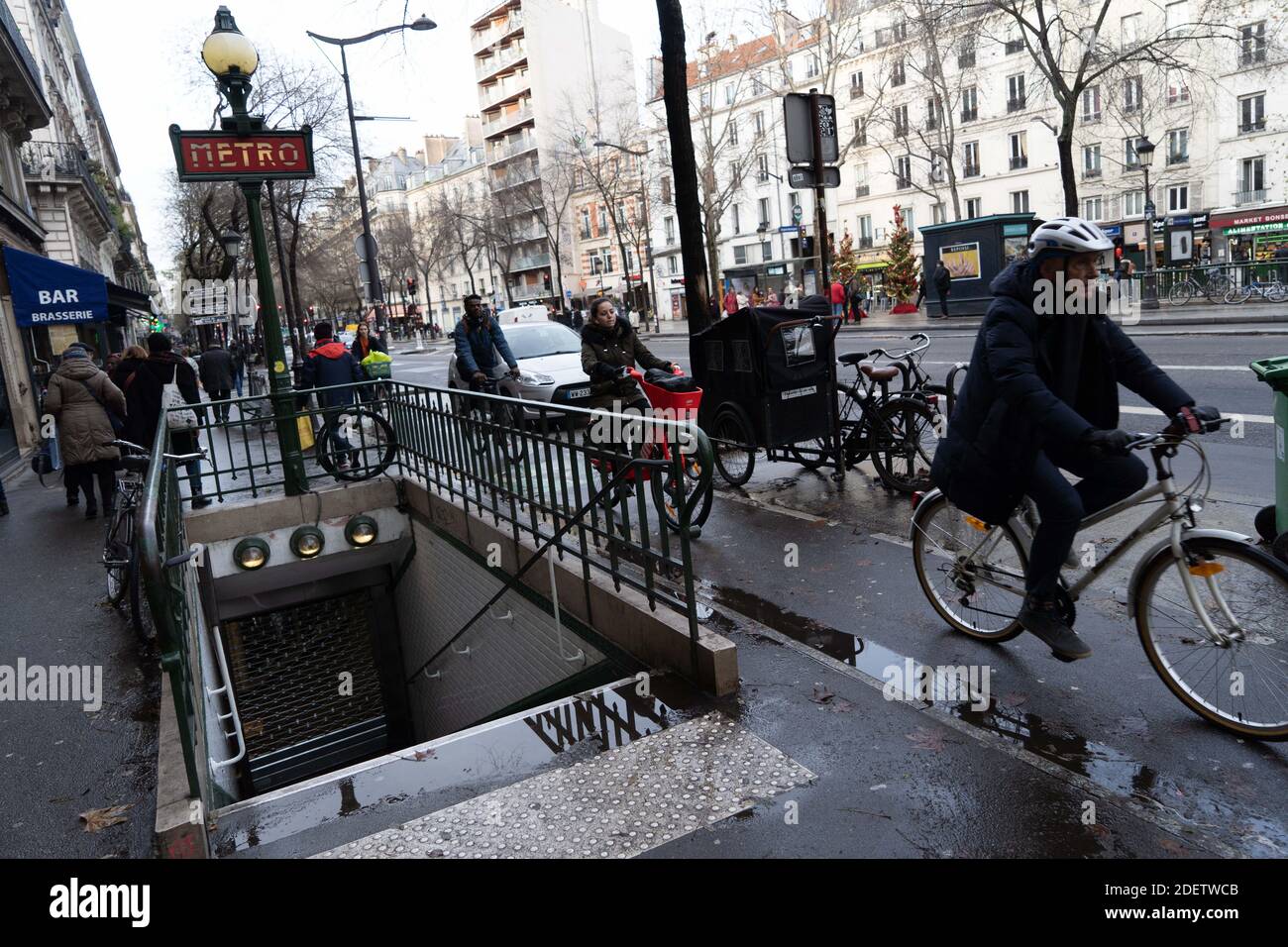 Am 16. Dezember 2019 passieren Radfahrer eine geschlossene U-Bahn-Station im Zentrum von Paris, während der Streik des Pariser Verkehrsbetreibers RATP und der französischen staatlichen Eisenbahngesellschaft SNCF über den Plan der französischen Regierung, das Rentensystem des Landes zu überholen. In Paris blieb der öffentliche Nahverkehr nahezu stillgelegt, nur zwei der 16 U-Bahnlinien der Stadt waren in Betrieb, und die meisten nationalen Bahnverbindungen wurden gestrichen. Die Gewerkschaften haben für den 17. Dezember einen dritten Tag der Massenproteste angekündigt, der voraussichtlich Zehntausende von Menschen auf die Straße bringen wird. Foto von Florent Bardos/ABACAPRES Stockfoto