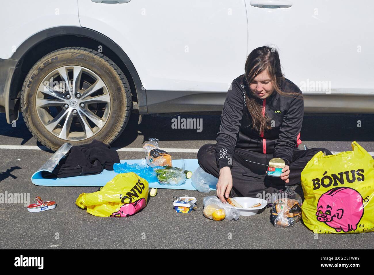 Essen neben dem Auto auf einer Reise Stockfoto