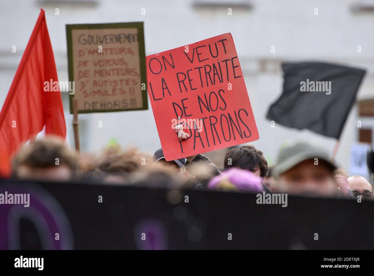 10,000 Demonstranten gehen während eines laufenden Streiks gegen den Plan der französischen Regierung, das Rentensystem des Landes zu überarbeiten, in Straßburg, Ostfrankreich, am 17. Dezember 2019 auf die Straße. Am 18. Dezember wird der französische Premierminister erneut mit Gewerkschaftsvertretern in Matignon zusammentreffen, um einen Ausweg aus der Krise zu finden, da die Unterbrechungen des öffentlichen Verkehrs während der Feiertage drohen. Foto von Nicolas Roses/ABACAPRESS.COM Stockfoto