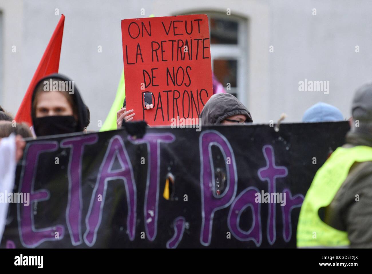 10,000 Demonstranten gehen während eines laufenden Streiks gegen den Plan der französischen Regierung, das Rentensystem des Landes zu überarbeiten, in Straßburg, Ostfrankreich, am 17. Dezember 2019 auf die Straße. Am 18. Dezember wird der französische Premierminister erneut mit Gewerkschaftsvertretern in Matignon zusammentreffen, um einen Ausweg aus der Krise zu finden, da die Unterbrechungen des öffentlichen Verkehrs während der Feiertage drohen. Foto von Nicolas Roses/ABACAPRESS.COM Stockfoto