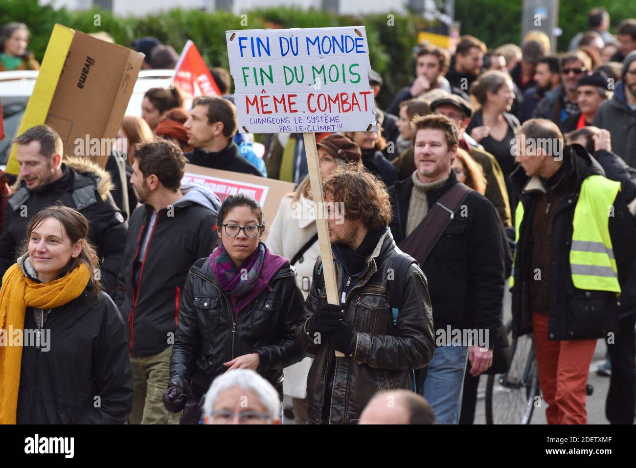 10,000 Demonstranten gehen während eines laufenden Streiks gegen den Plan der französischen Regierung, das Rentensystem des Landes zu überarbeiten, in Straßburg, Ostfrankreich, am 17. Dezember 2019 auf die Straße. Am 18. Dezember wird der französische Premierminister erneut mit Gewerkschaftsvertretern in Matignon zusammentreffen, um einen Ausweg aus der Krise zu finden, da die Unterbrechungen des öffentlichen Verkehrs während der Feiertage drohen. Foto von Nicolas Roses/ABACAPRESS.COM Stockfoto