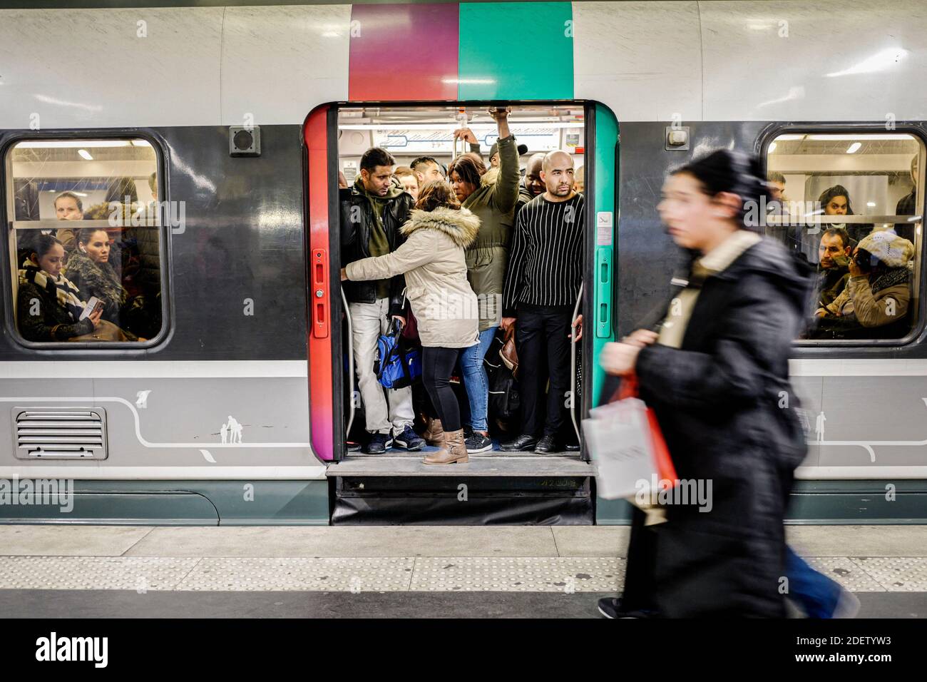 Pendler versuchen, am 18. Dezember 2019 am Bahnhof Gare du Nord in Paris, Frankreich, auf die U-Bahn-Züge zuzugreifen, während sie gegen den Plan der französischen Regierung streiken, das Rentensystem des Landes zu überarbeiten. Am 18. Dezember wird der französische Premierminister erneut mit Gewerkschaftsvertretern in Matignon zusammentreffen, um einen Ausweg aus der Krise zu finden, da die Unterbrechungen des öffentlichen Verkehrs während der Feiertage drohen. Foto von Stephane Le Tellec/ABACAPRESS.COM Stockfoto