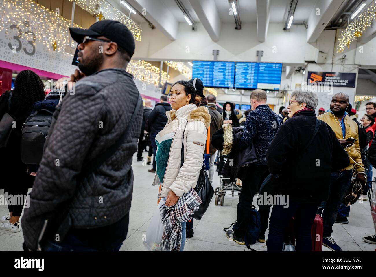 Pendler versuchen, am 18. Dezember 2019 am Bahnhof Gare du Nord in Paris, Frankreich, auf die U-Bahn-Züge zuzugreifen, während sie gegen den Plan der französischen Regierung streiken, das Rentensystem des Landes zu überarbeiten. Am 18. Dezember wird der französische Premierminister erneut mit Gewerkschaftsvertretern in Matignon zusammentreffen, um einen Ausweg aus der Krise zu finden, da die Unterbrechungen des öffentlichen Verkehrs während der Feiertage drohen. Foto von Stephane Le Tellec/ABACAPRESS.COM Stockfoto