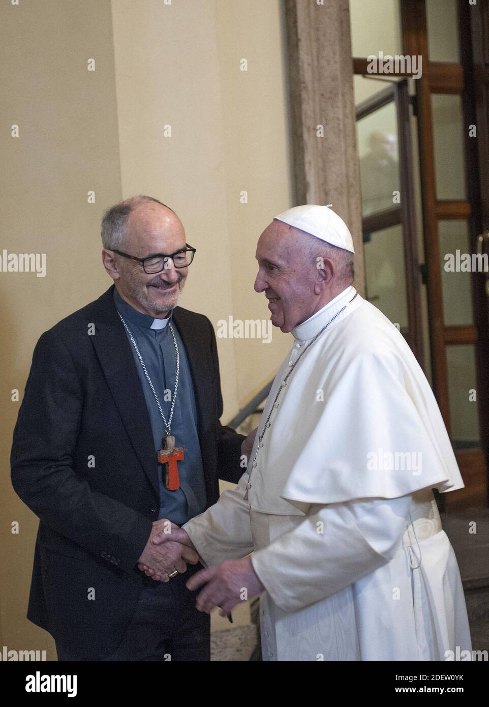 Papst Franziskus schüttelt die Hände mit dem Untersekretär der Abteilung Migranten und Flüchtlinge des Dikasteriums für die Förderung der integralen menschlichen Entwicklung, dem kanadischen Kardinal Michael Czerny, während einer Audienz mit Flüchtlingen, die von der griechischen Insel Lesbos am 19. Dezember 2019 im Vatikan ankamen. Papst Franziskus trifft sich im Vatikan am kürzlich eingetroffenen 33 Flüchtlinge von der griechischen Insel Lesbos und enthüllt im Belvedere-Hof des Vatikans ein Kreuz mit Rettungsweste, um an alle Migranten und Flüchtlinge zu erinnern, die gefährliche Reisen auf der Suche nach einem besseren Leben Unternehmen. Foto von ABACAPRESS.COM Stockfoto