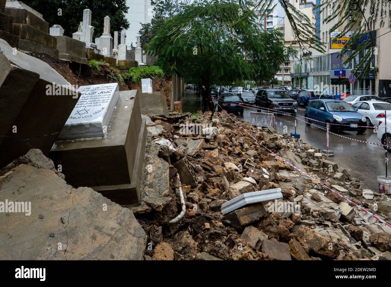 Beirut der einzige jüdische Friedhof hat ganze Gräber weggefegt, nachdem am 26. Dezember 2019 starke Regenfälle die libanesische Hauptstadt im Raum Ras Al Nabaa in Beirut im Libanon getroffen haben. Foto von Ammar Abd Rabbo/ABACAPRESS.COM Stockfoto