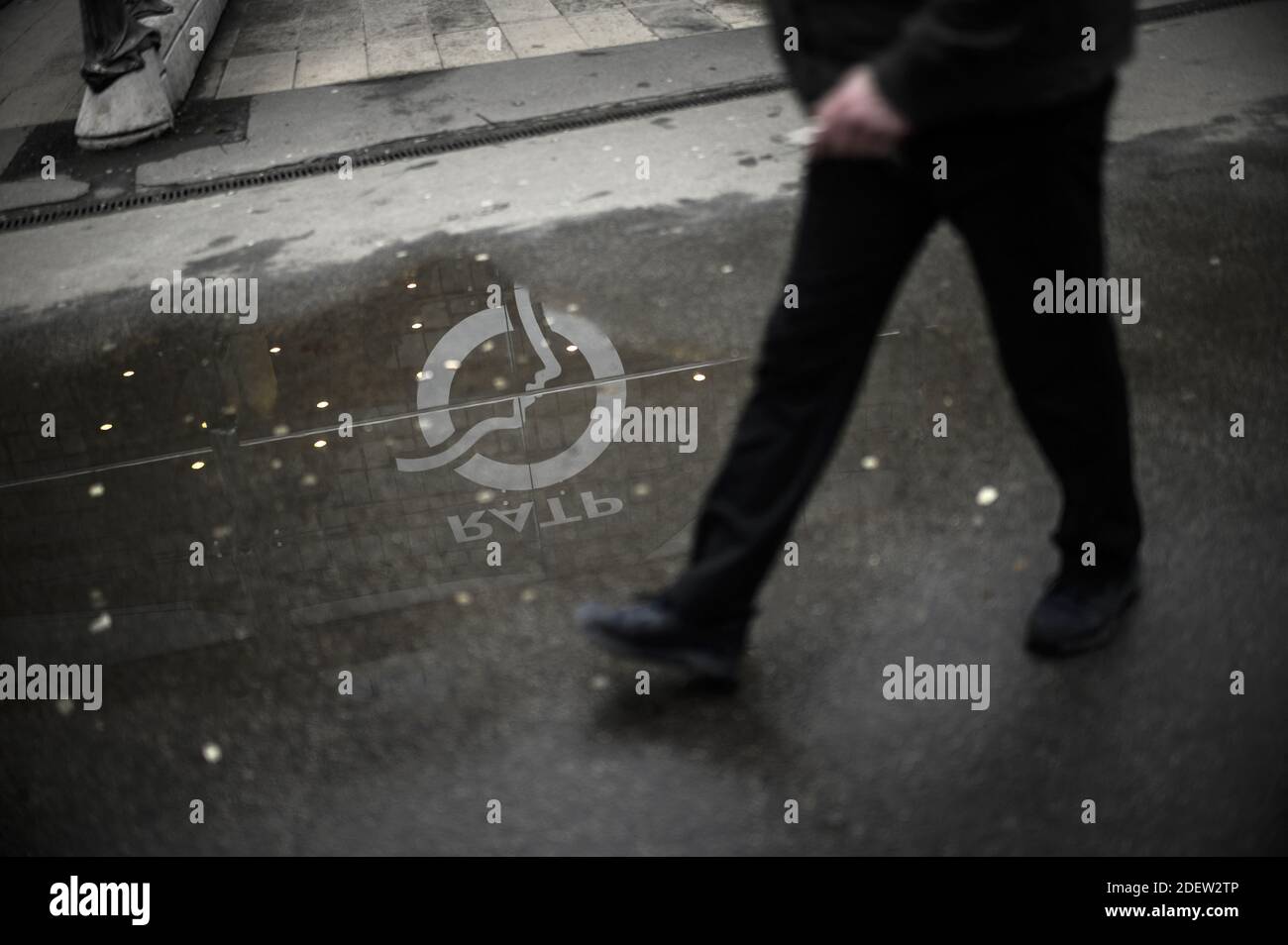Illustration RATP Hauptsitz ( HQ ) am 27. Dezember 2019 in Paris während eines Streiks der öffentlichen Verkehrsmittel. Alle Gewerkschaften von RATP, der Pariser Verkehrsbehörde, die die Metrolinien der Hauptstadt betreibt, begannen am 5. Dezember einen Streik, um gegen die Reform der Rentensysteme und das Ende ihrer Sonderregelungen zu protestieren. Foto von Eliot Blondt/ABACAPRESS.COM Stockfoto