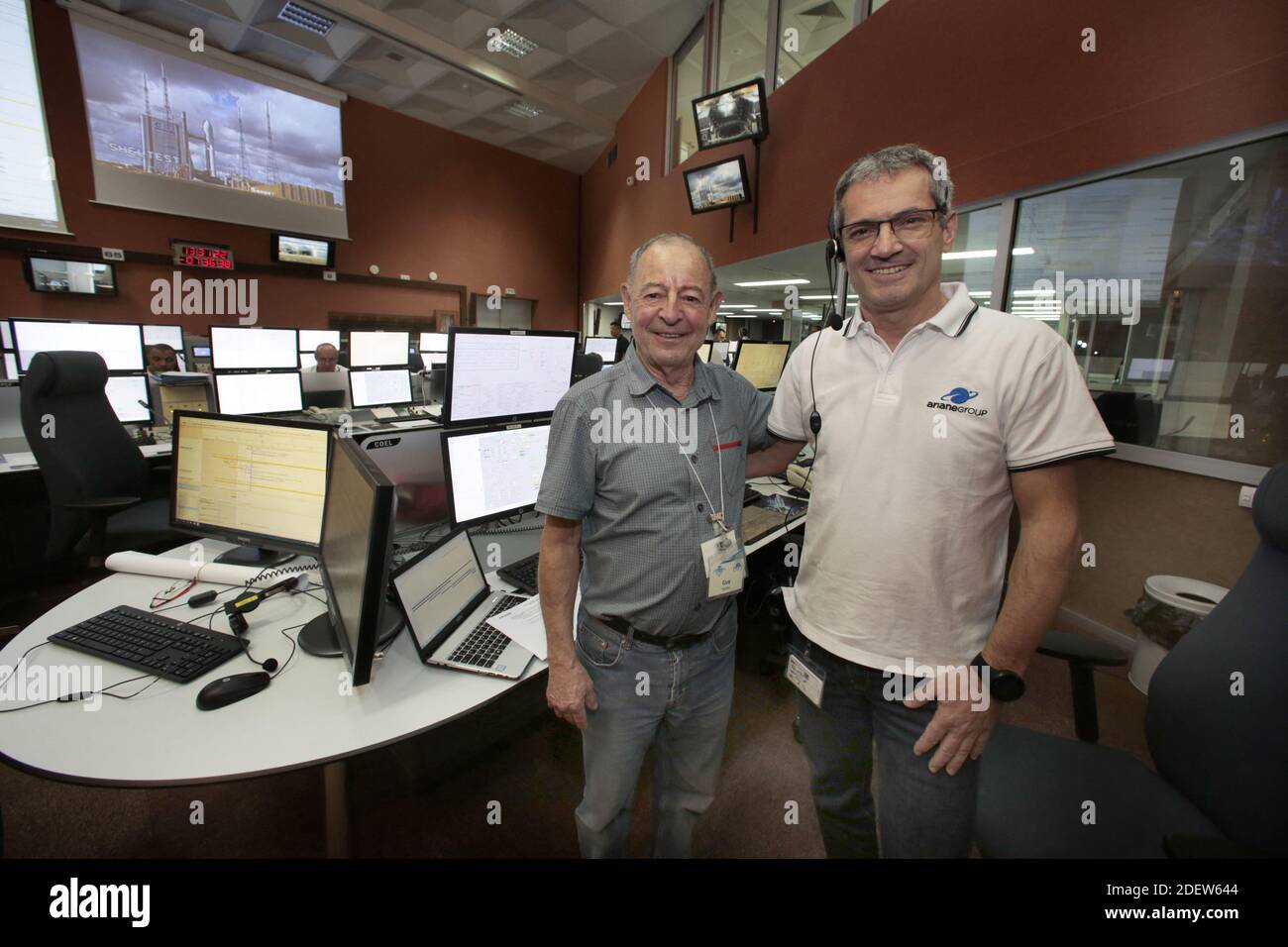 Kourou, Guyane, Frankreich am 26,2019. November.Guy Dudau der Direktor des ersten Launch der Ariane 1 mit Sebastien Daviet der Direktor des Launch 250.mit dem Launch der Ariane Launcher Familie 250 feiert Arianespace 2020 in diesem Jahr sein 40-jähriges Bestehen. Seit 1980 hat Arianespace insgesamt 318 Starts mit 688 Raumflugpassagieren für mehr als 100 Kunden durchgeführt, durchgeführt von 250 Ariane-Trägerraketen und der neuen Vega , Sojus. Ariane Launcher Familie,1,2,3,4,5 Versionen im Einsatz von Europa Spaceport in Französisch-Guayana seit 24/12/1979. Die Zukunft wird mit der kommenden Ariane gesichert Stockfoto