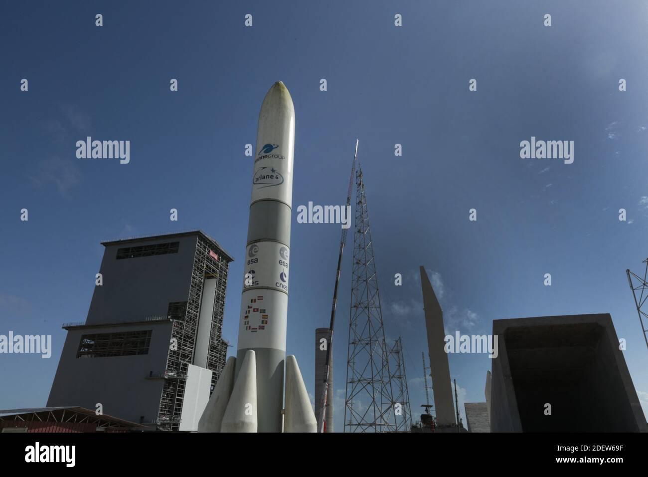 Kourou, Guyane, Frankreich am 28,2019. November.die Startvorrichtung des Trägerrades Ariane 6 der nächsten Generation wird im Guyane European Space Centre gebaut. Die Ariane 6 wird horizontal montiert, um die Produktionskosten zu senken und die Durchlaufzeiten von der Konstruktion bis zur Fertigung zu verkürzen. Die Ariane 6 ist modular aufgebaut und basiert auf Kernstufen, die von unteren und oberen Flüssiggas-Modulen angetrieben werden, die entweder durch zwei oder vier Strap-on-Vollraketen-Motoren ergänzt werden.der Start der Ariane 6 ist für Ende des Jahres 2020 geplant. Fotos von Patrick Aventurier/ABACAPRESS.COM Stockfoto