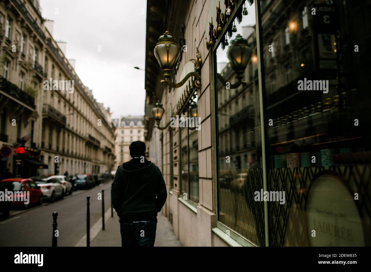 Blick auf die Straße von man auf der Straße in Champs-Elysee in Paris Stockfoto