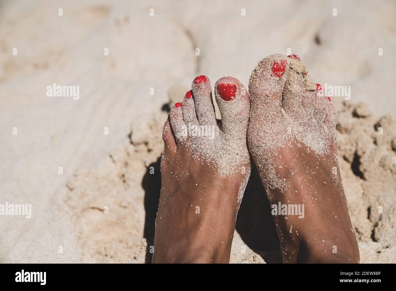 Sandige Füße und lackierte Zehennägel am Strand hawaii Stockfoto