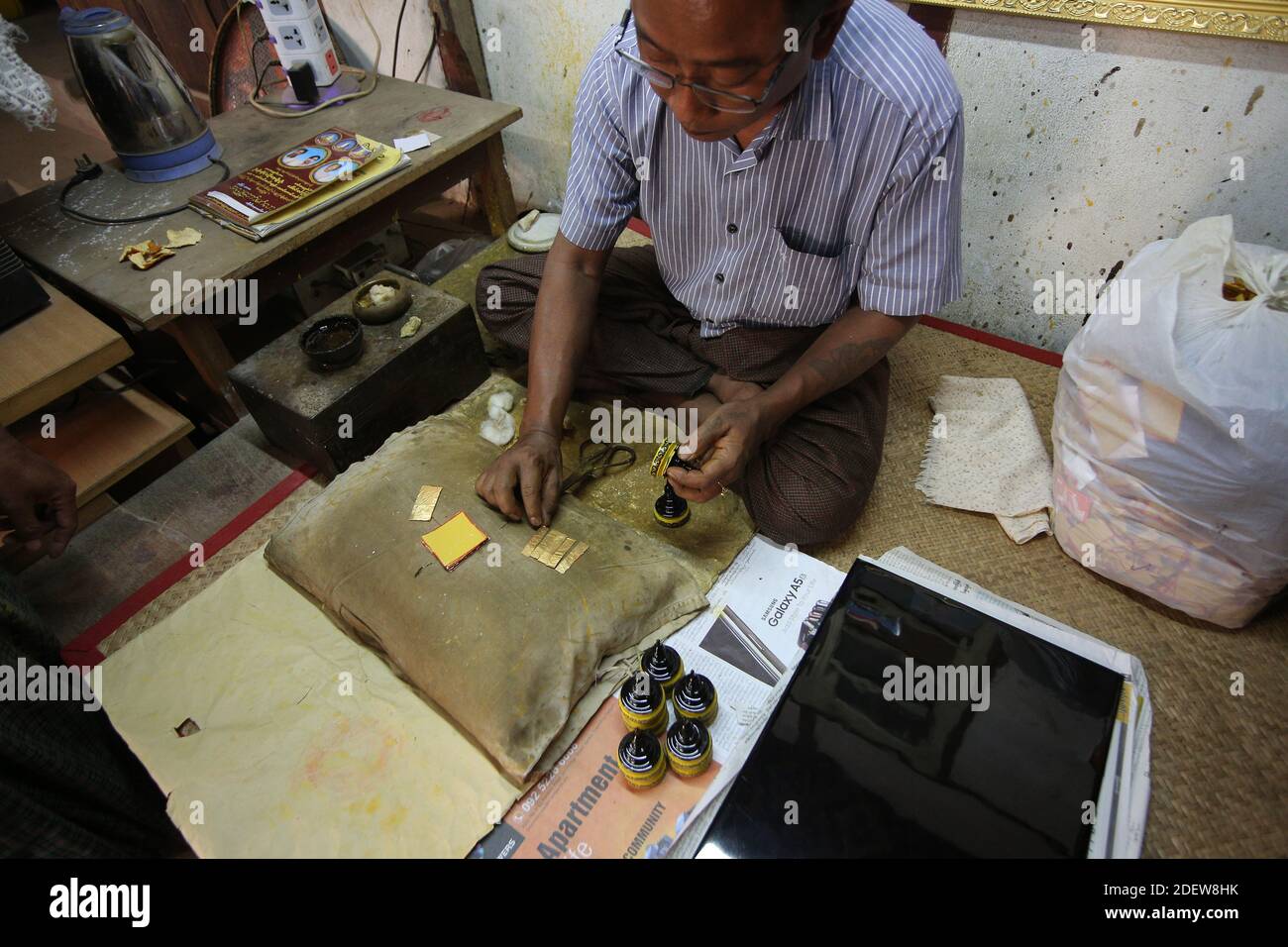 Arbeiter, die in einer Werkstatt in Myanmar handgefertigte Armbänder und Brillen herstellen Stockfoto