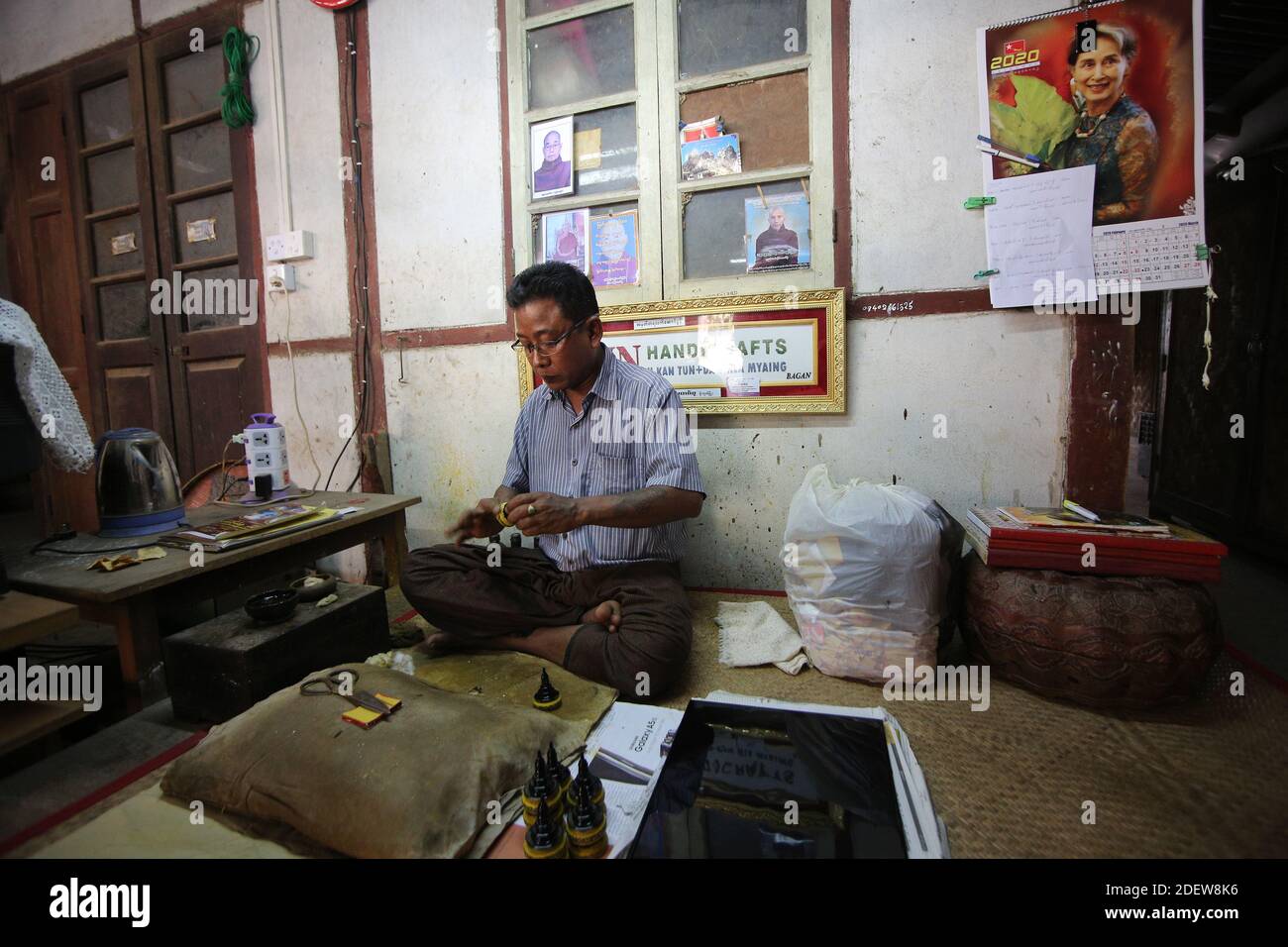Arbeiter, die in einer Werkstatt in Myanmar handgefertigte Armbänder und Brillen herstellen Stockfoto