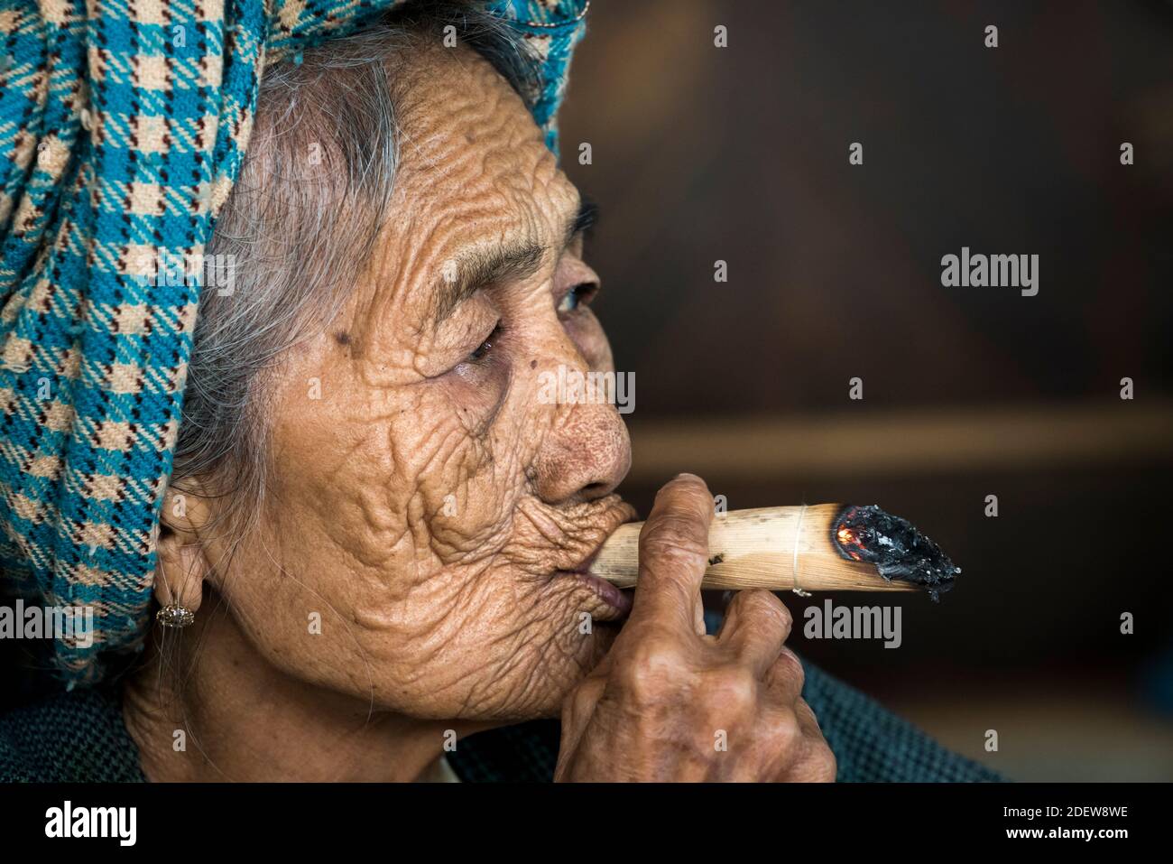 Betrachtete ältere burmesische Frau, die Zigarre rauchte, Bagan, Myanmar Stockfoto