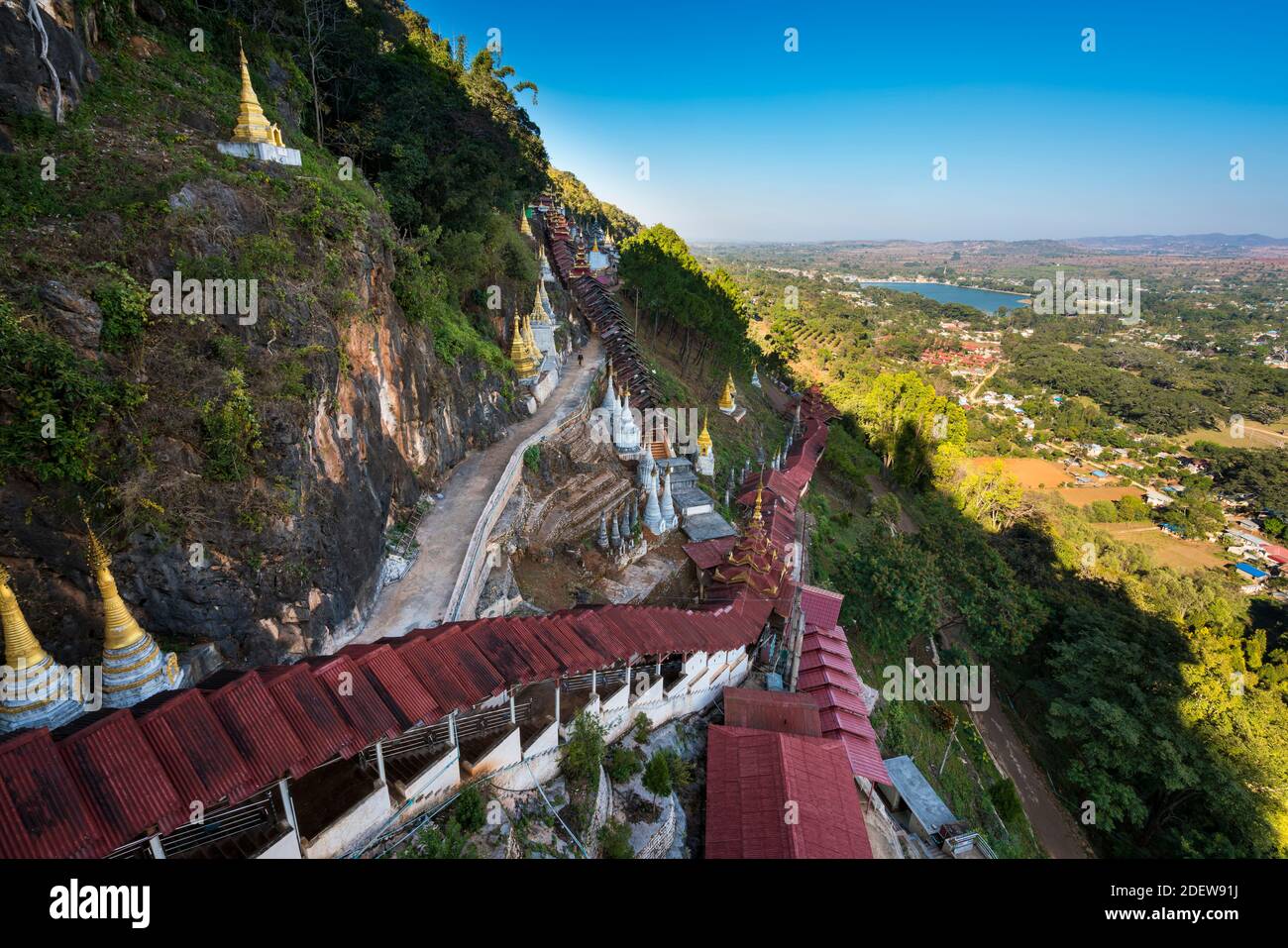 Überdachte Treppe führt zu Pindaya Höhlen aus dem Dorf, Pindaya, Myanmar Stockfoto