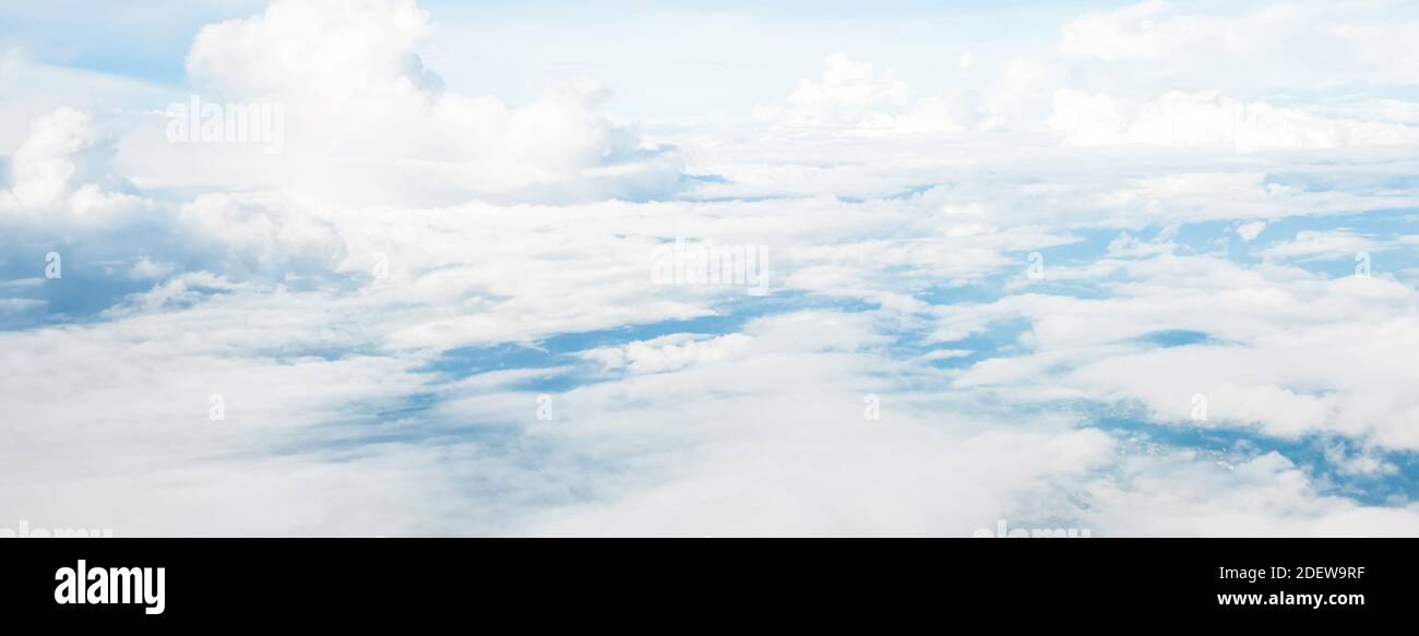 Luftaufnahme der schönen Wolkenschicht in blauen Himmel, aus dem Flugzeug genommen - Panorama Banner Hintergrund Stockfoto