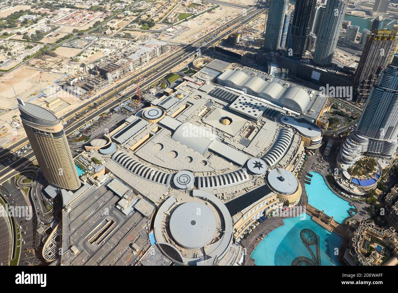 Die Dubai Mall, das größte Einkaufszentrum der Welt, befindet sich in Dubai, Vereinigte Arabische Emirate. Luftaufnahme von der Außenansicht des Emaar-Grundstücks. Stockfoto