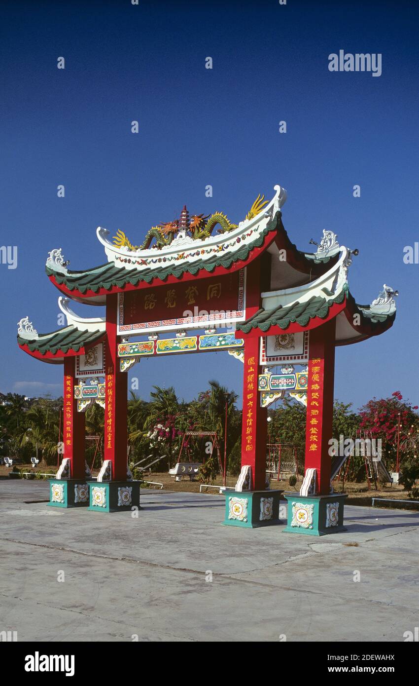 Der Cebu Taoist Tempel befindet sich in der Beverly Hills Unterteilung von Cebu City auf den Philippinen. Cebu City liegt auf Cebu Island in der Central Visayas Region der Philippinen, der Tempel ist eine hoch aufragende, mehrstufige, mehrfarbigen Attraktion, die durch drei separate gewundene Routen zugänglich ist. Im Bild: Der Eingang zum Tempel. Stockfoto