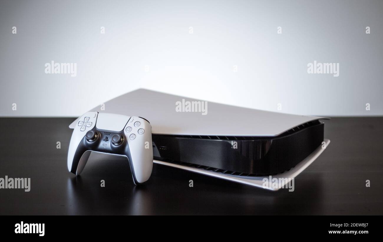 PlayStation 5-Spielekonsole und DualSense Gaming-Controller Stockfoto