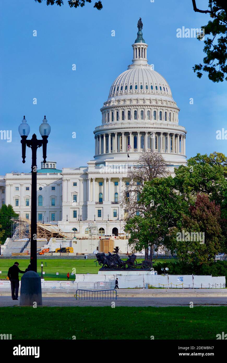 Washington, D.C. - 3. November 2020: Am Wahltag wird im Kapitol der Vereinigten Staaten die Plattform für die Präsidenteneinführung gebaut. Stockfoto