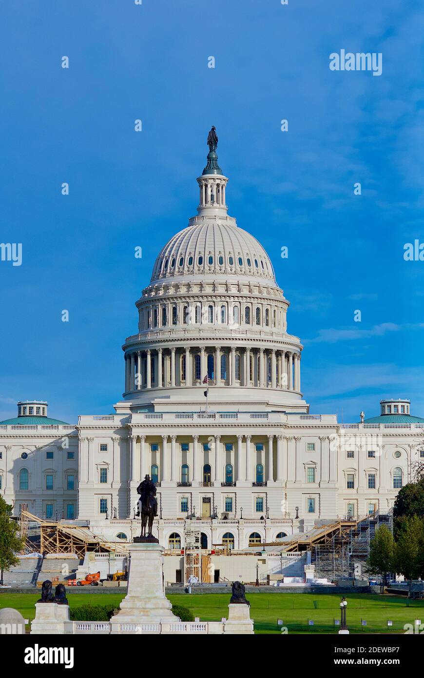 Washington, D.C. - 3. November 2020: Am Wahltag wird im Kapitol der Vereinigten Staaten die Plattform für die Präsidenteneinführung gebaut. Stockfoto