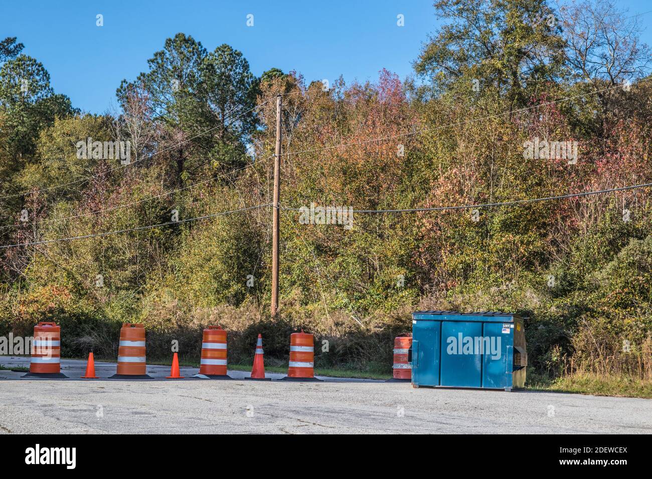 Augusta, GA USA - 12 01 20: Müllcontainer und Orangenzapfen Stockfoto