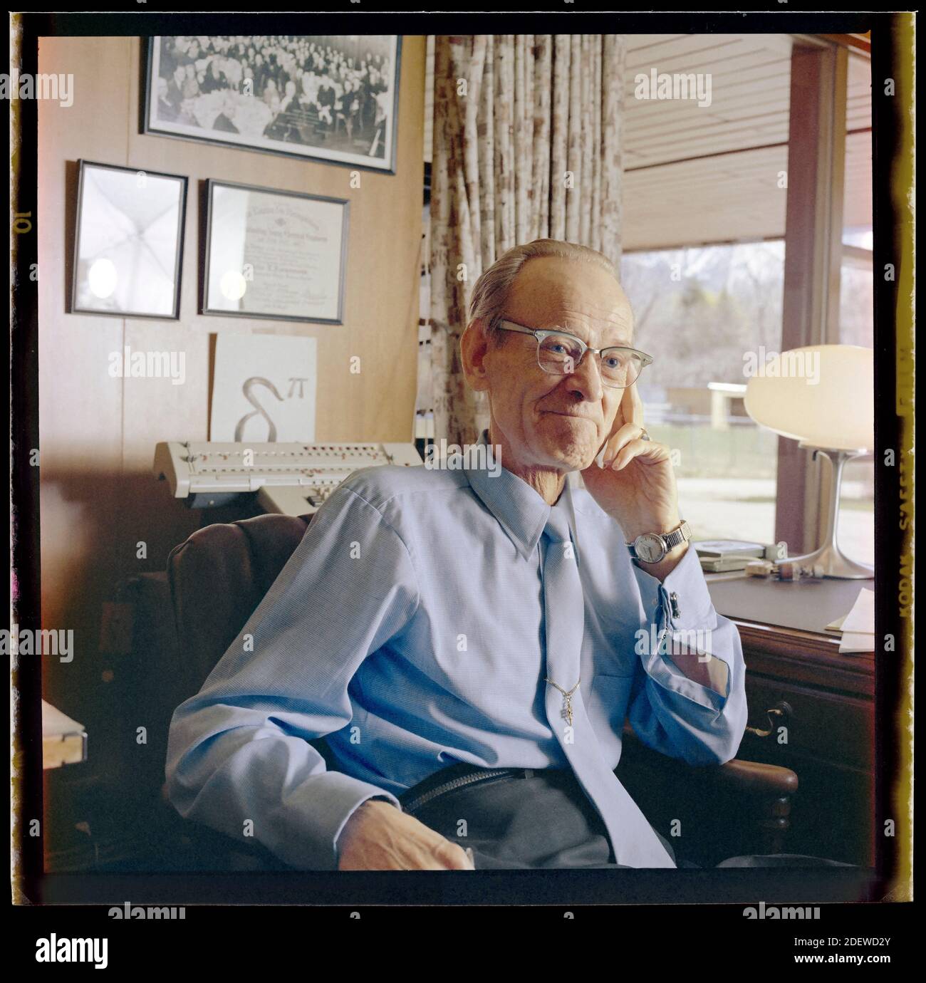 Der Bahnbrechende Amerikanische Erfinder Des Fernsehens Philo T. Farnsworth  In Seinem Home Office In Cottonwood, Utah 1969. Bild Von 6 X 6 Cm  Farbwiedergabe Stockfotografie - Alamy