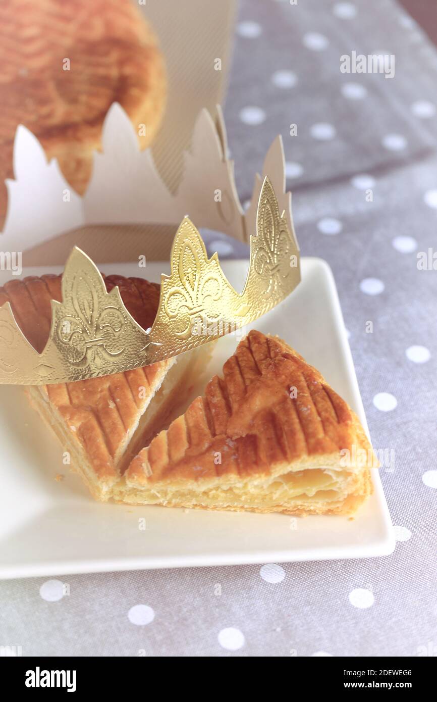 Königskuchen, Galette des rois und seine Krone aus nächster Nähe Stockfoto