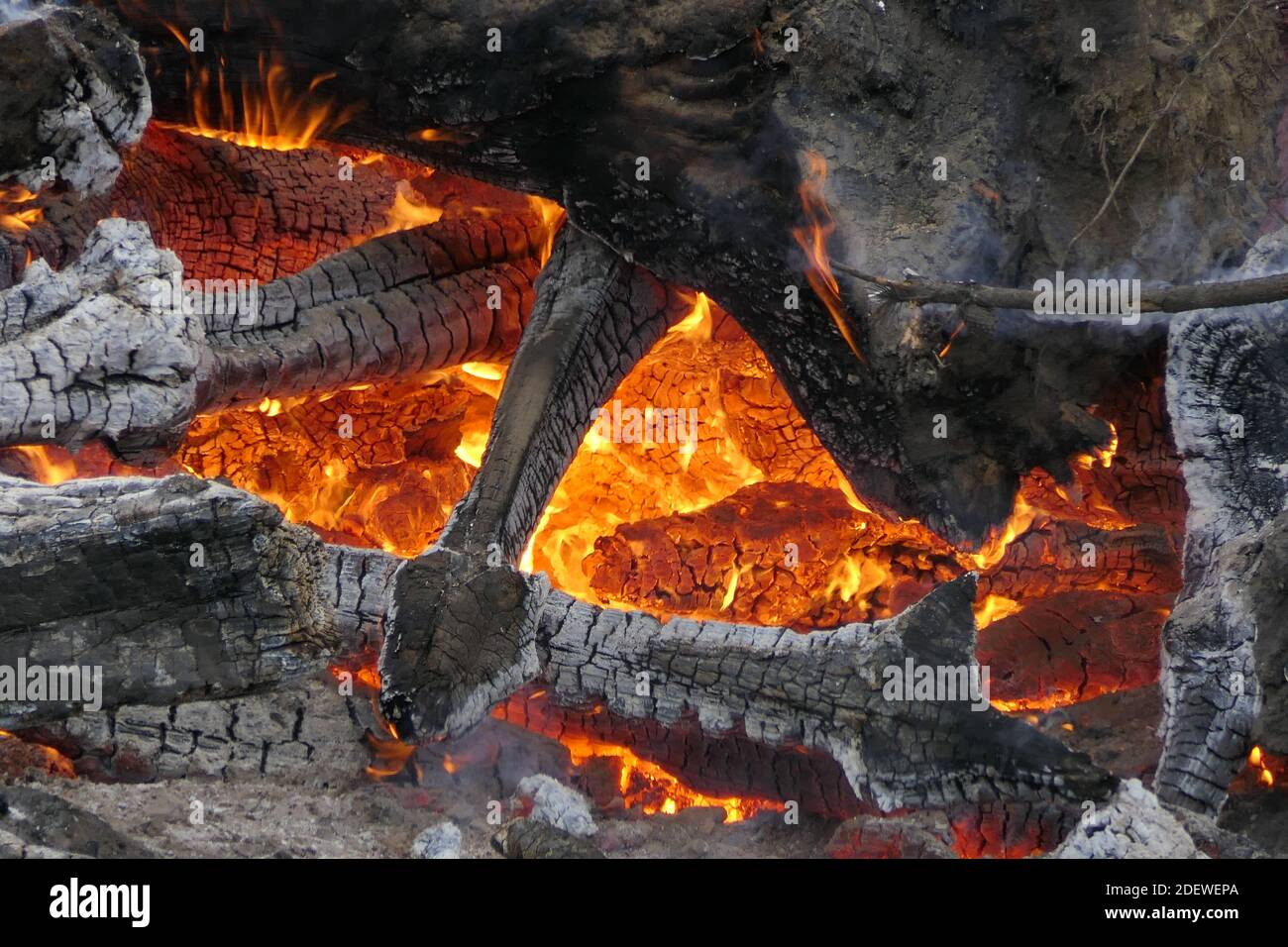 Innenansicht eines mächtigen Feuers und sehr heißer Glut In einem großen Holzstapel Stockfoto
