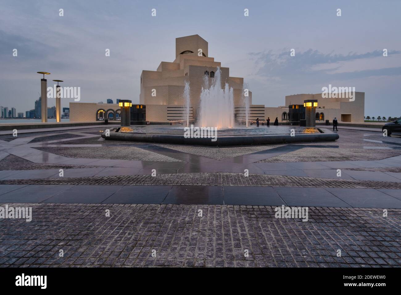Museum für Islamische Kunst , Doha, Katar bei Tageslicht Außenansicht mit Brunnen im Vordergrund und Wolken in den Himmel im Hintergrund Stockfoto