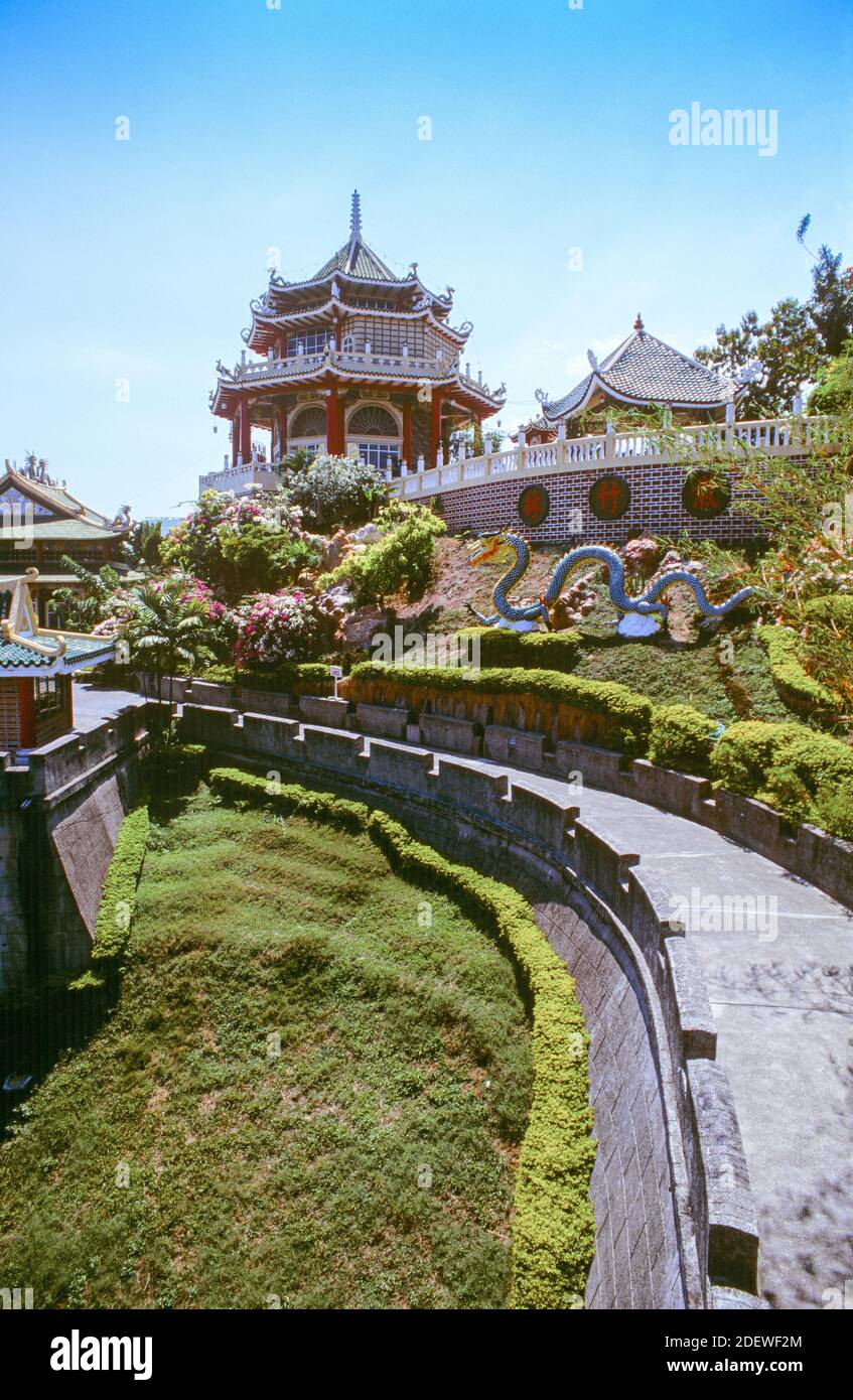 Der Cebu Taoist Temple ist ein taoistischer Tempel in der Beverly Hills Unterteilung von Cebu City auf den Philippinen. Cebu City liegt auf Cebu Island in der Central Visayas Region der Philippinen, der Tempel ist eine hoch aufragende, mehrstufige, mehrfarbigen Attraktion, die durch drei separate gewundene Routen zugänglich ist. Stockfoto