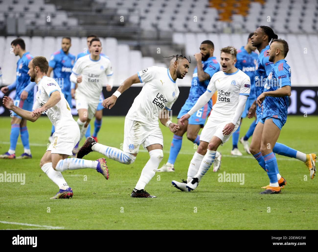 Marseille, Frankreich. Dezember 2020. Dimitri Payet von Marseille feiert sein erstes Tor auf einem Elfmeterschießen während der UEFA Champions League, Gruppe C Fußballspiel zwischen Olympique de Marseille (OM) und Olympiacos FC (Olympiakos) am 1. Dezember 2020 im Stade Velodrome in Marseille, Frankreich - Foto Jean Catuffe / DPPI / LM Kredit: Paola Benini/Alamy Live News Stockfoto