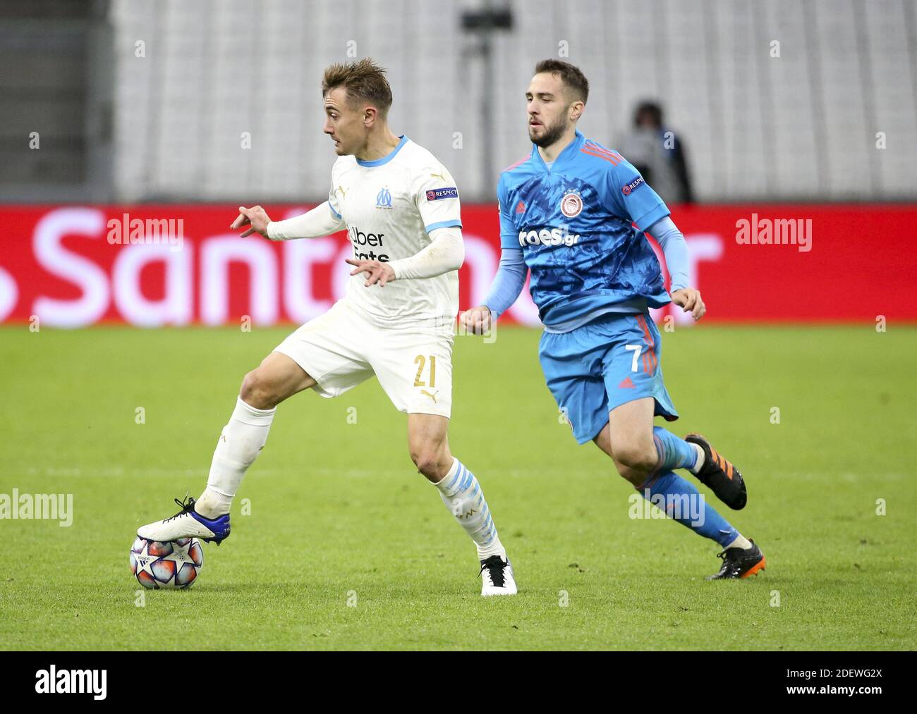 Marseille, Frankreich. Dezember 2020. Valentin Rongier von Marseille, Kostas Fortounis von Olympiacos während der UEFA Champions League, Gruppe C Fußballspiel zwischen Olympique de Marseille (OM) und Olympiacos FC (Olympiakos) am 1. Dezember 2020 im Stade Velodrome in Marseille, Frankreich - Foto Jean Catuffe / DPPI / LM Kredit: Paola Benini/Alamy Live News Stockfoto
