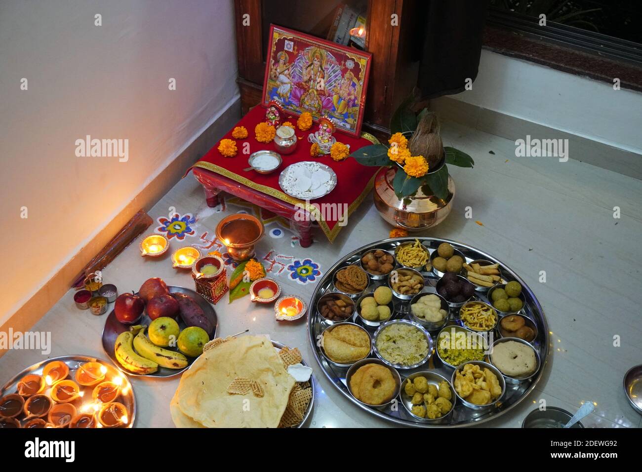 Mumbai / Indien 14 November 2020 Vielfalt der traditionellen indischen Gerichte auf einem Thali und Schüssel serviert, um Laxmi Göttin Als prasad während Diwali Puja Stockfoto