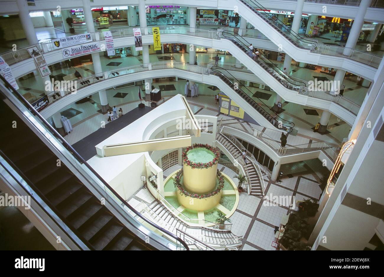 Das Ayala Center ist ein großes Einkaufszentrum im Cebu Business Park in Cebu City auf den Philippinen. An einem durchschnittlichen Tag besuchen mehr als 85,000 Menschen, was an Wochenenden auf 135,000 steigt. Stockfoto