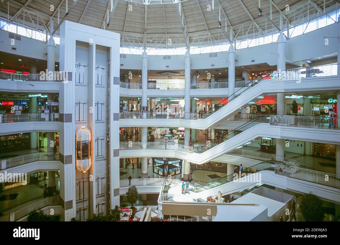 Das Ayala Center ist ein großes Einkaufszentrum im Cebu Business Park in Cebu City auf den Philippinen. An einem durchschnittlichen Tag besuchen mehr als 85,000 Menschen, was an Wochenenden auf 135,000 steigt. Stockfoto