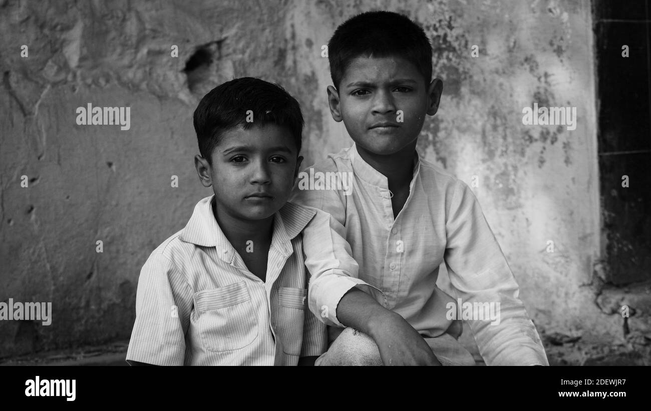 Zwei Jungen posieren für die Kamera an einer Straßenecke in Bundi, Indien. Stockfoto
