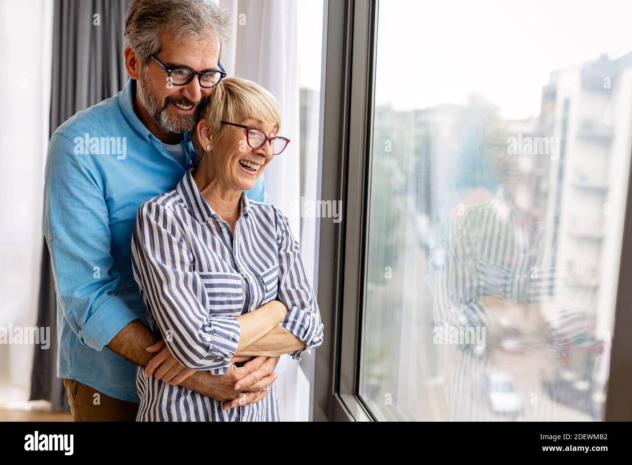 Fröhliche ältere Paar genießen das Leben zusammen, Spaß zu Hause Stockfoto