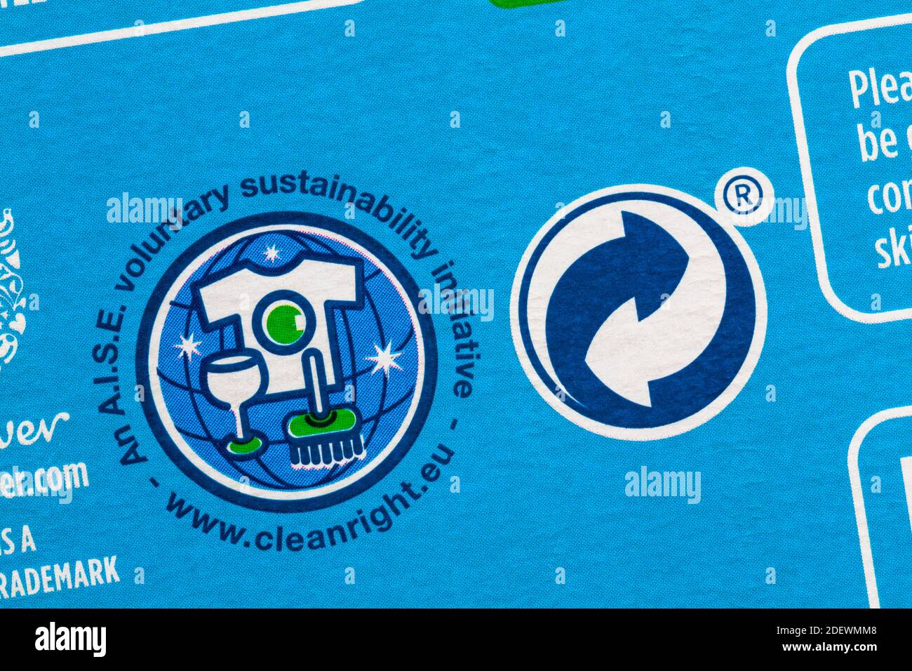 Ein Symbol der freiwilligen Nachhaltigkeitsinitiative AISE und das Logo des Recycling-Symbols Auf Box von Persil nicht Bio sanft neben empfindlich Hautwaschpulver Stockfoto